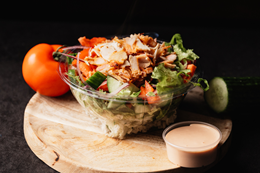 Sałatka z chrupiącym kurczakiem